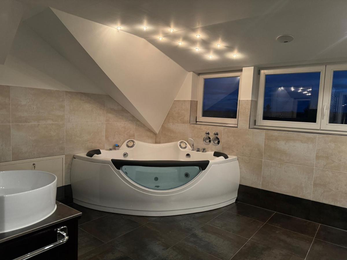205 Qm "Traumtor" Mit Sauna, Whirlpool, Kamin Und 3 Terrassen Mit Blick In Die Boehmisch Saechsische Schweiz Dresden Ngoại thất bức ảnh