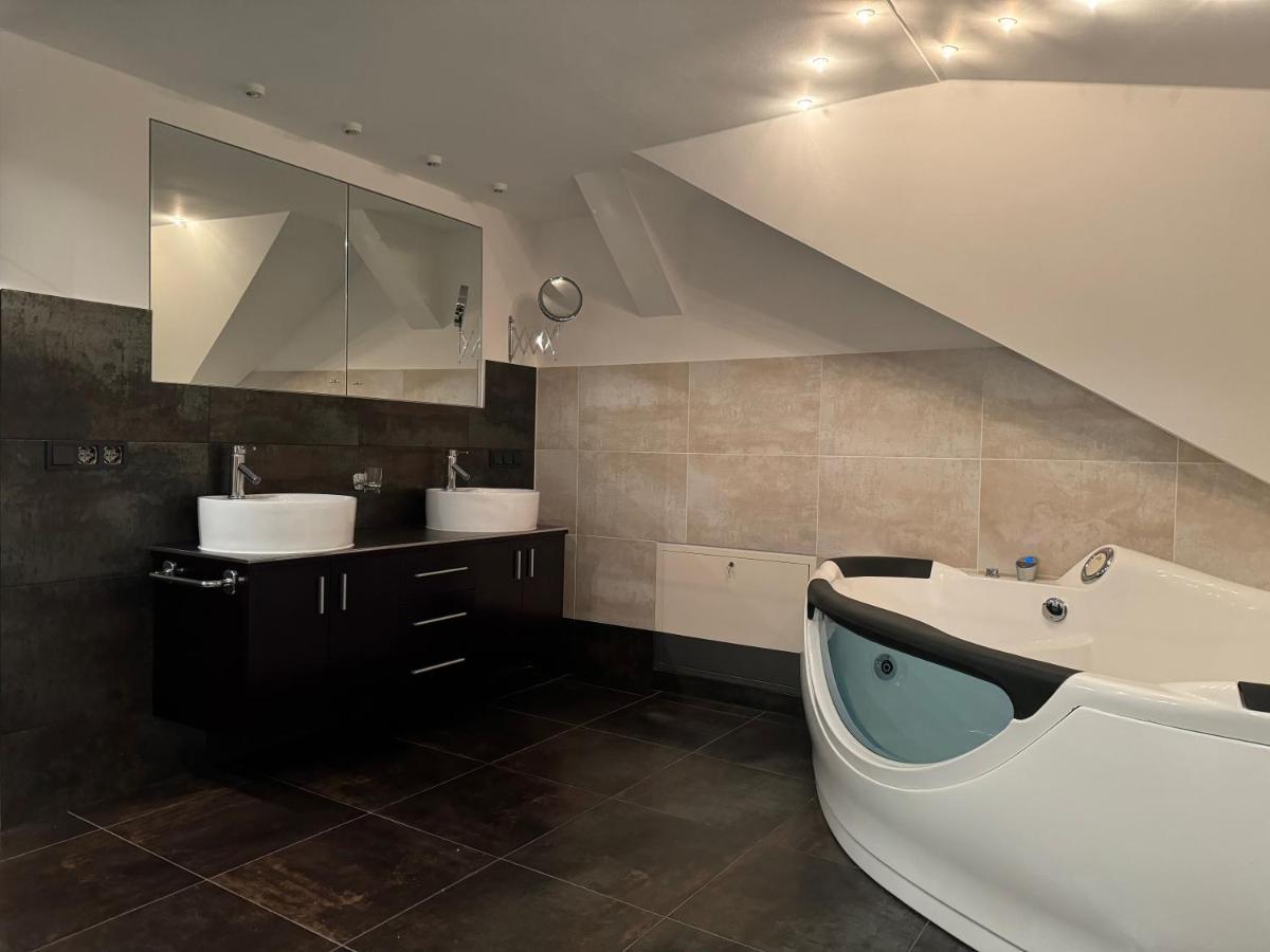 205 Qm "Traumtor" Mit Sauna, Whirlpool, Kamin Und 3 Terrassen Mit Blick In Die Boehmisch Saechsische Schweiz Dresden Ngoại thất bức ảnh